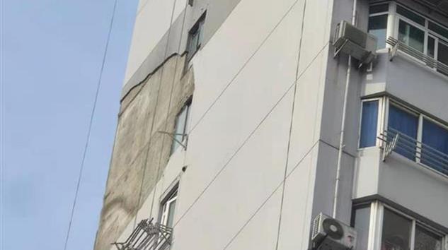 外墻做仿石漆，導致起皮脫落的原因是什么？